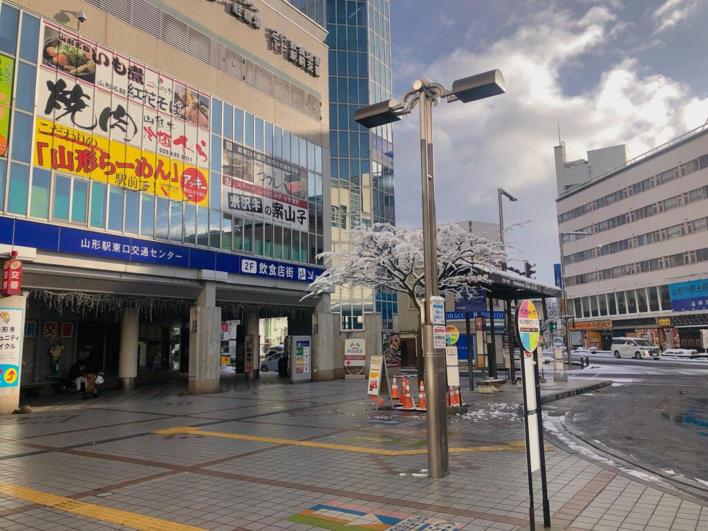 蔵王温泉まで山形駅からバスで30分ほどです