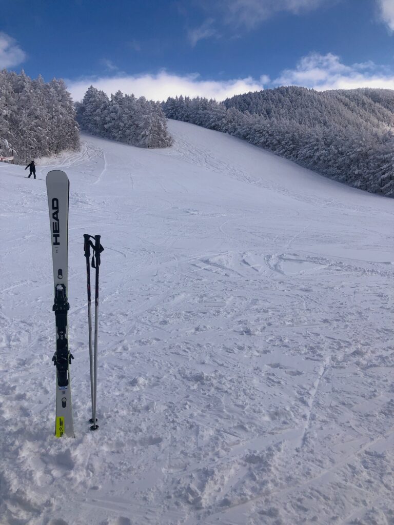 黒姫ゲレンデの食堂でお昼
今回はHEADのスキー板にしました