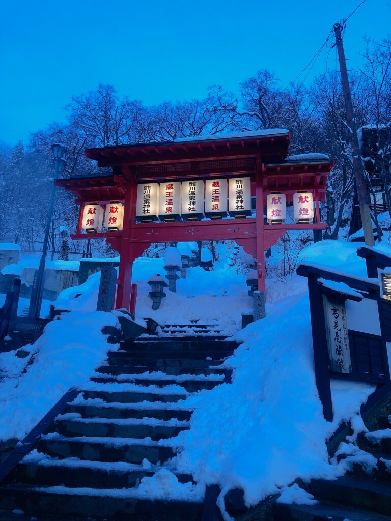 途中に神社がありました
長い階段があります