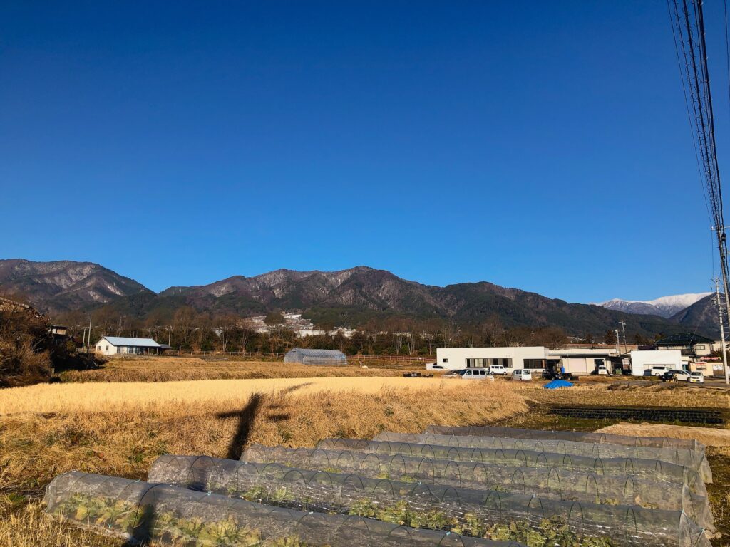 家から歩いて行きます
本日登る笠松山です