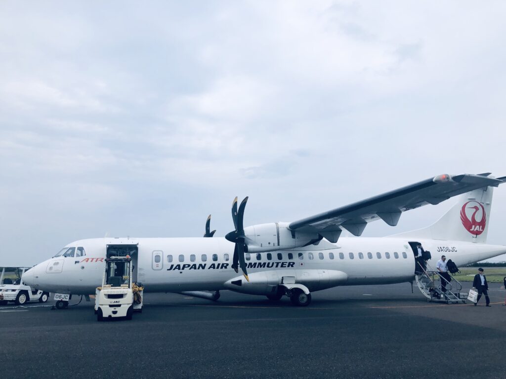 乗ってきたプロペラ機