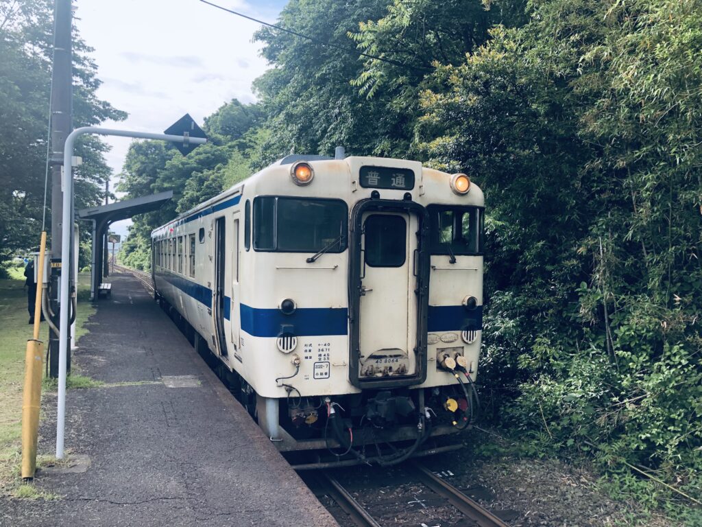 開聞駅に到着
一両のレトロな電車です
