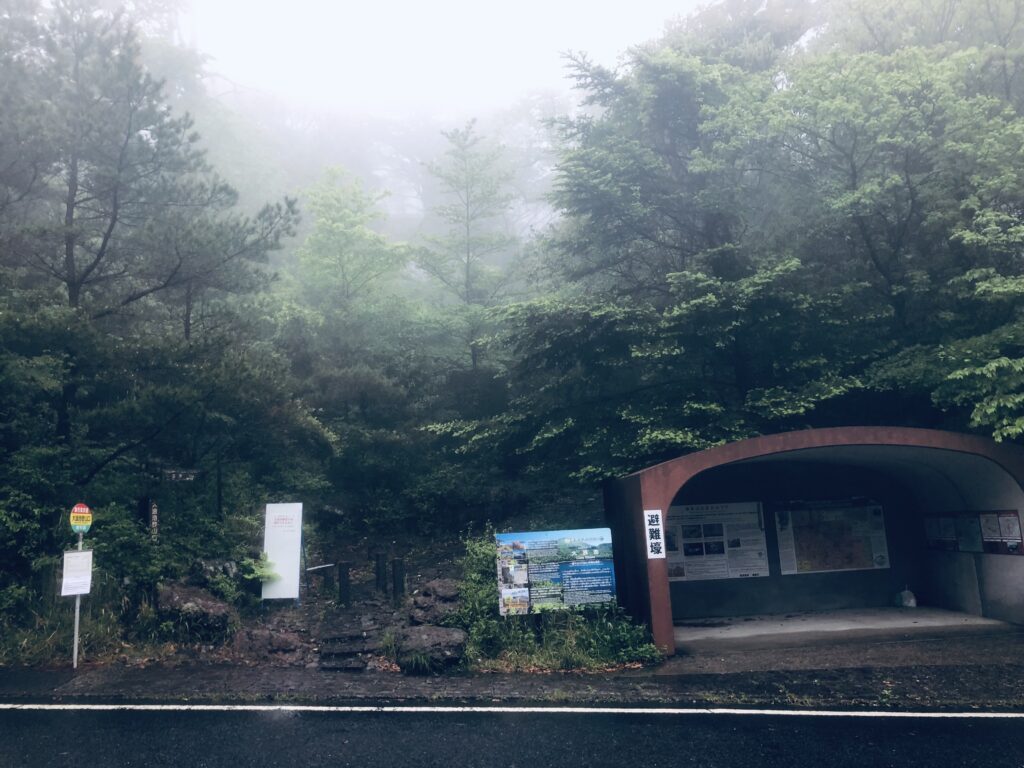 国分駅からバスで大浪池登山口まで移動
シェルターがあります