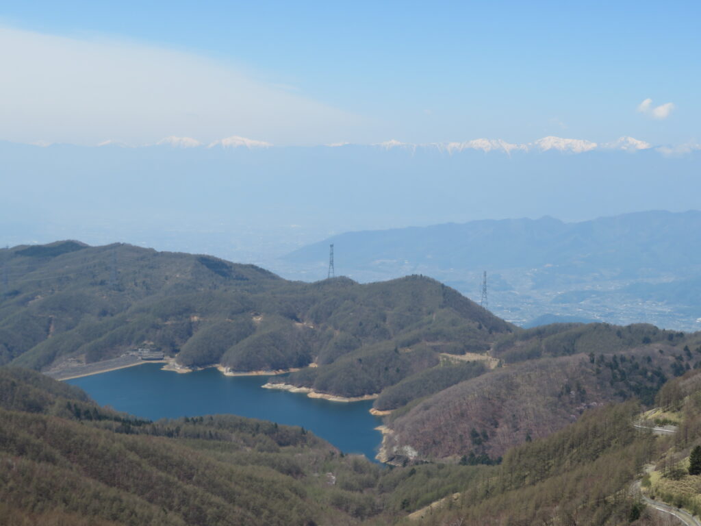 大菩薩湖と南アルプスが一望できます!
