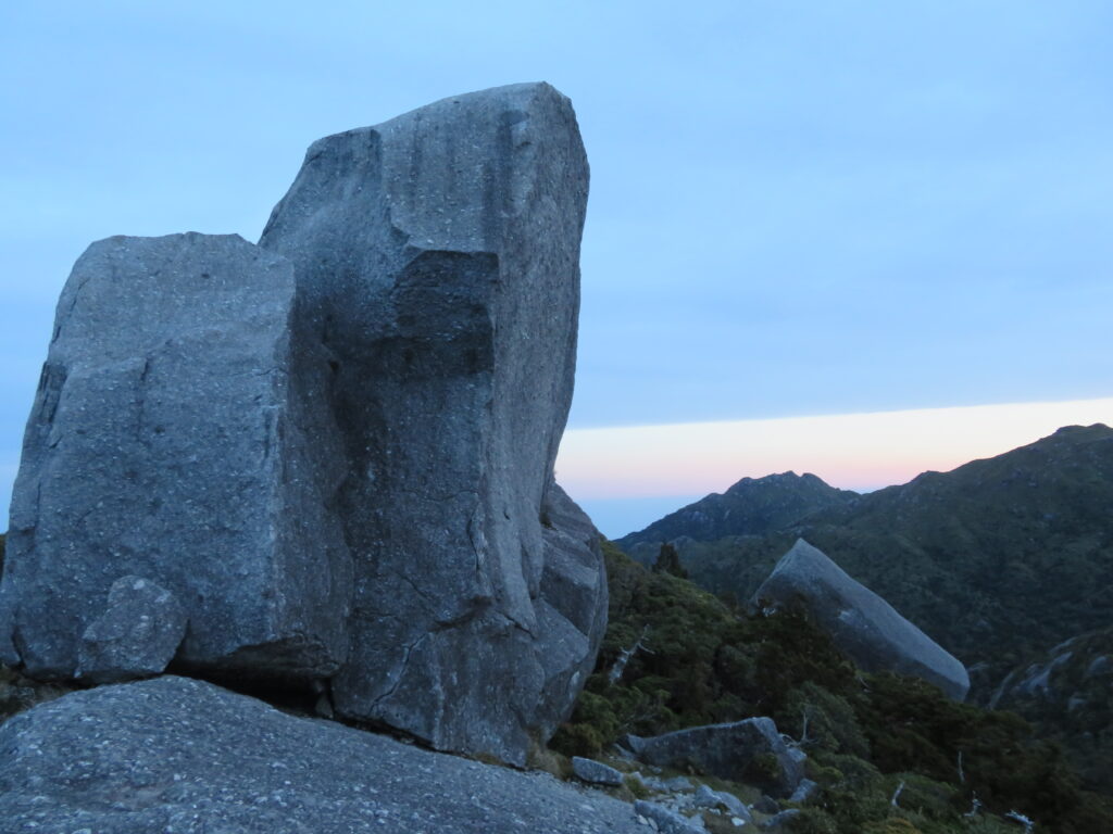 山頂は大きな岩の上