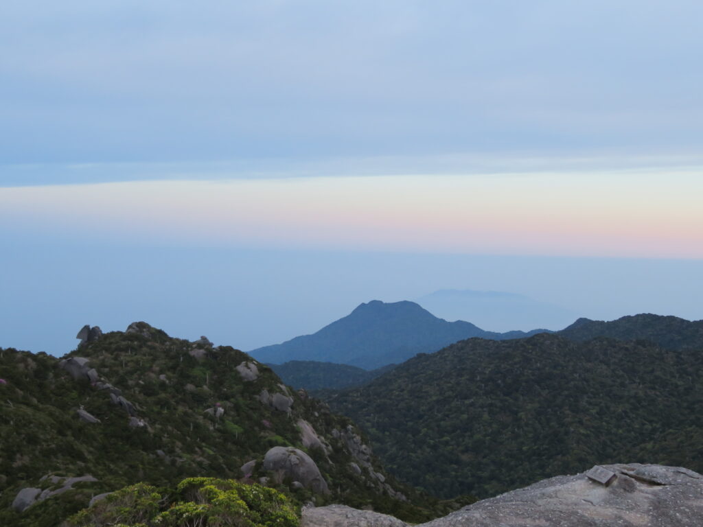 山頂は360度の大パノラマ
うっすら奥に島が見えます(種子島?)