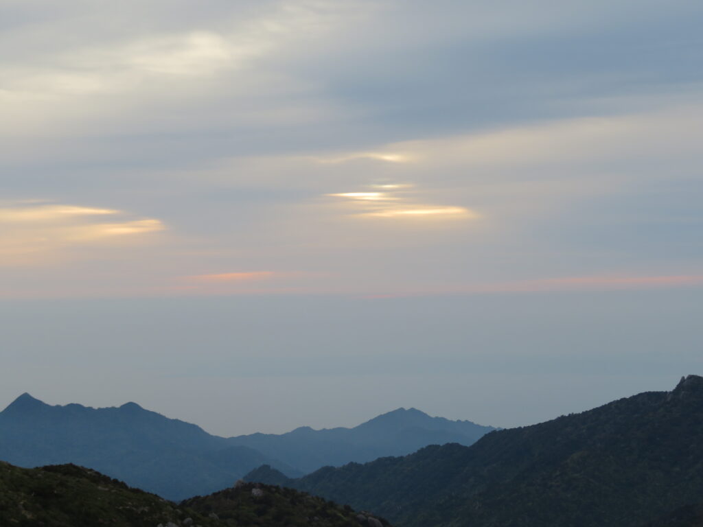 雲の隙間から太陽の光
