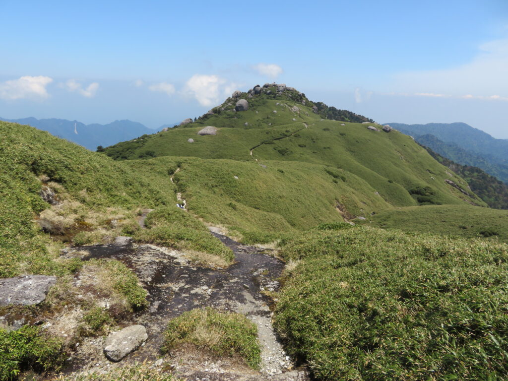 新高塚小屋へ下山していきます