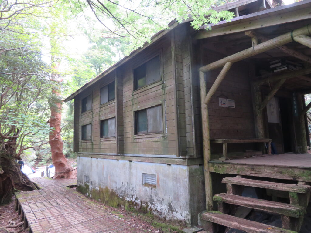 新高塚小屋に到着