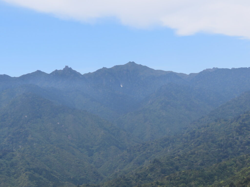 正面が宮之浦岳