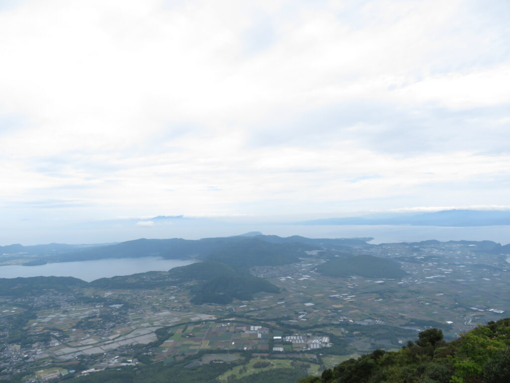 左に見えるのは池田湖かな?