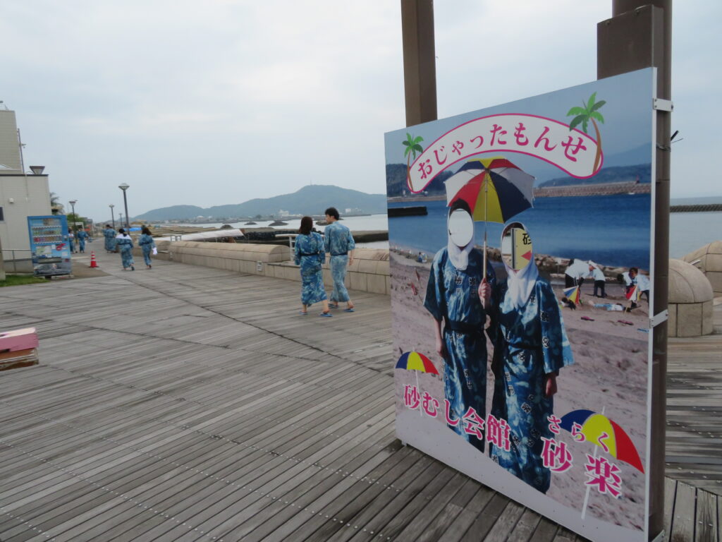 浴衣に着替えて海岸まで歩いていきます
