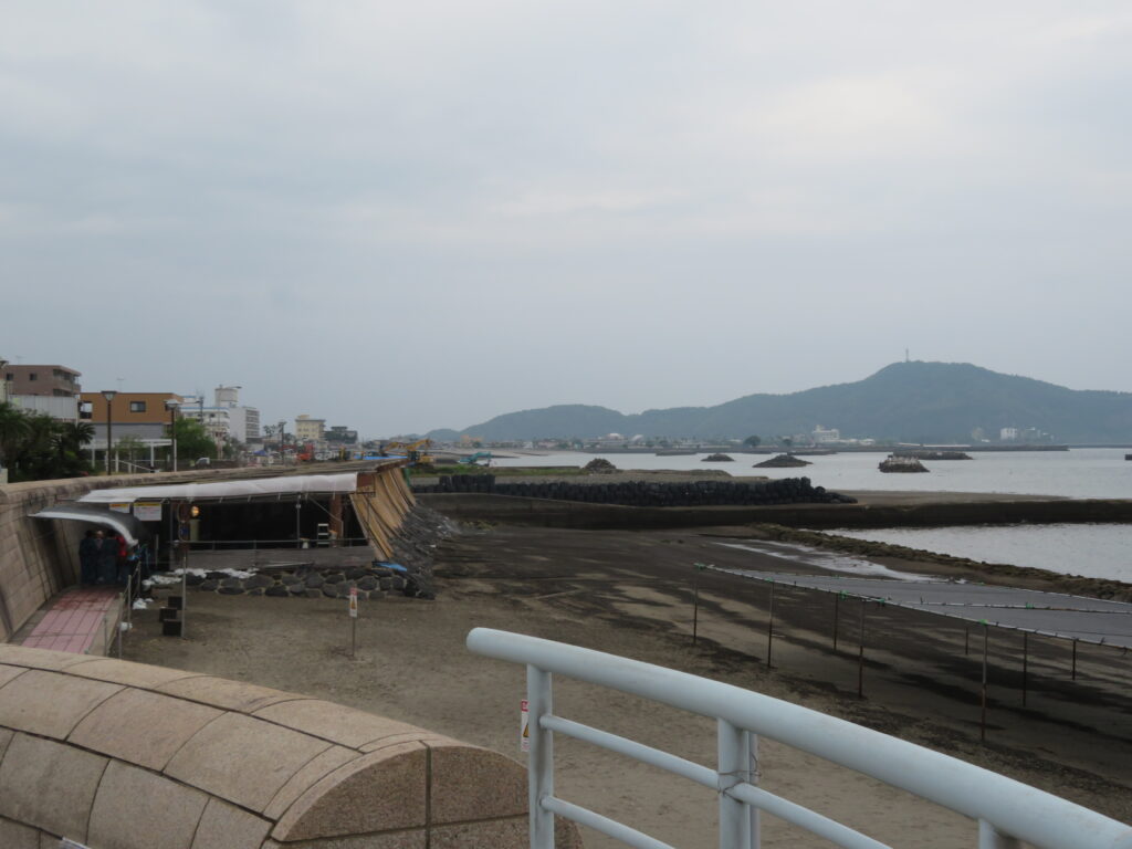 海岸で砂風呂を体験できます