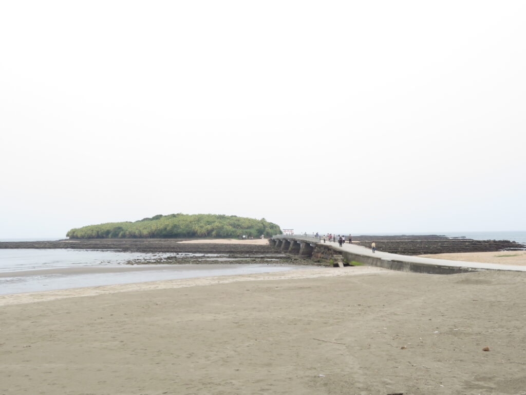 橋を渡って青島へ行きます