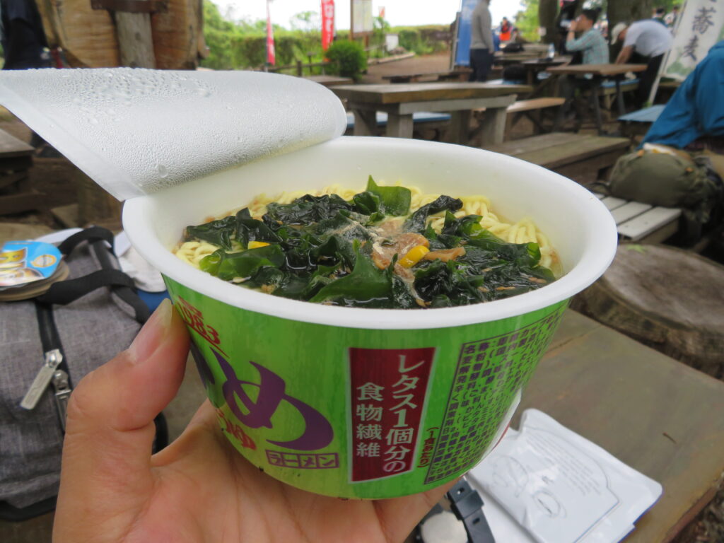お昼はわかめラーメン
