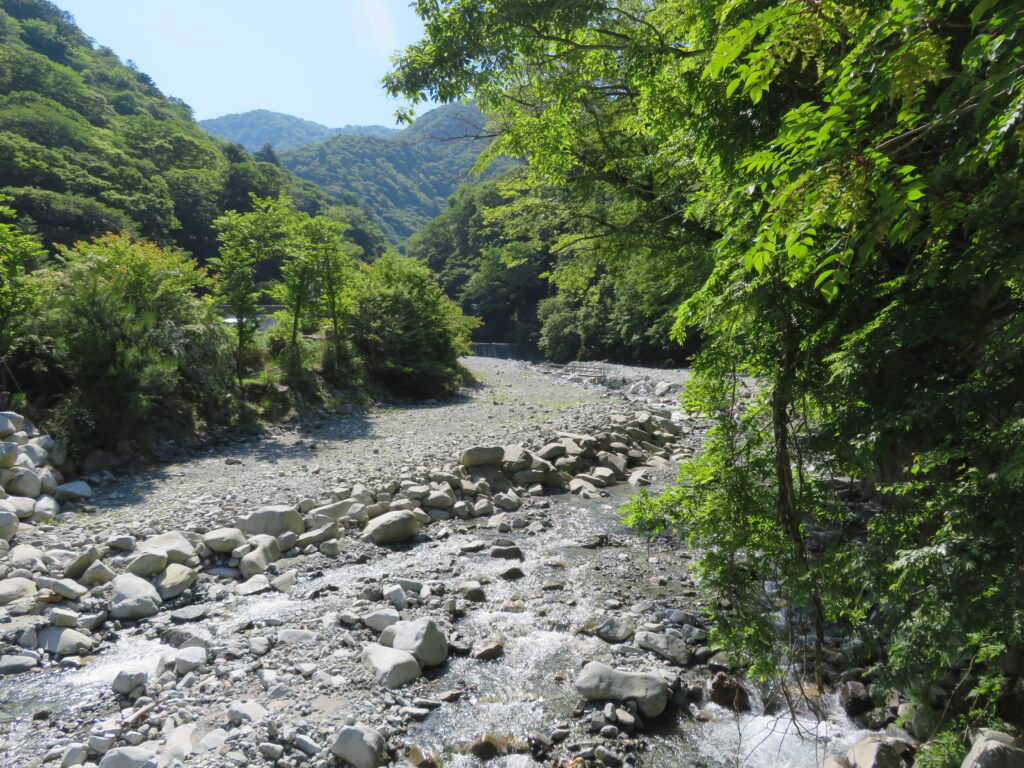 川沿いに進みます