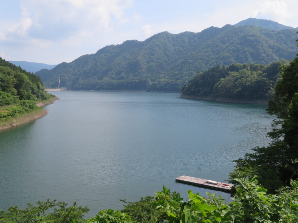 赤谷湖を半周歩いてきました