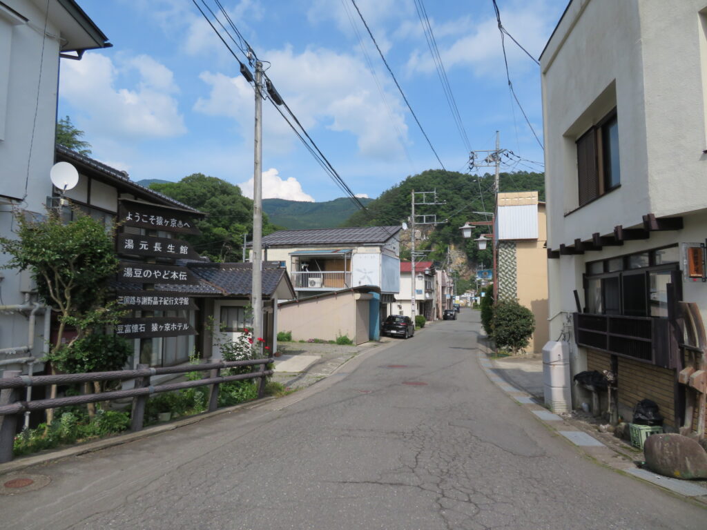 いい感じの温泉街
誰もいないので静かです