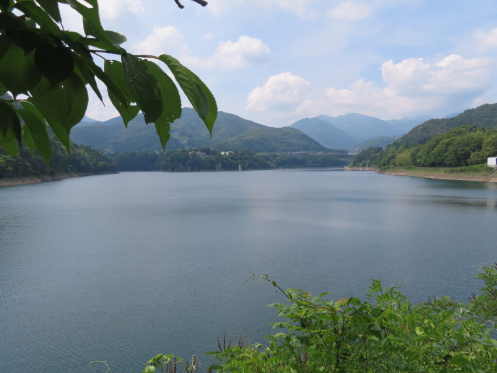 大きくて綺麗な湖です