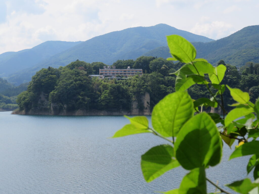 出島のところは猿ヶ京城跡のようです
ホテルになっています