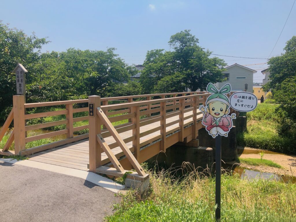 ♨は橋を渡り、左にまっすぐだよ