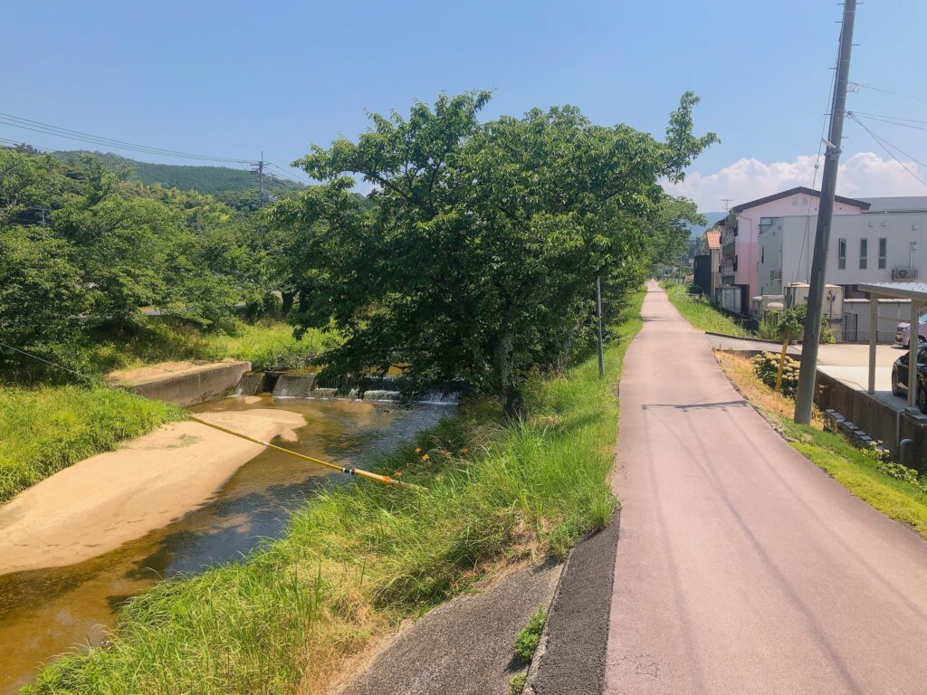 川沿いに歩いていきます
天気が良くて気持ちいいです