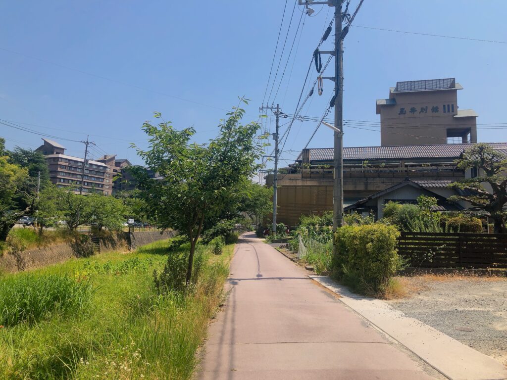 さびれた温泉街を想像していましたが、
豪華な旅館が立ち並んでいます
静かで穴場の温泉街ですね!