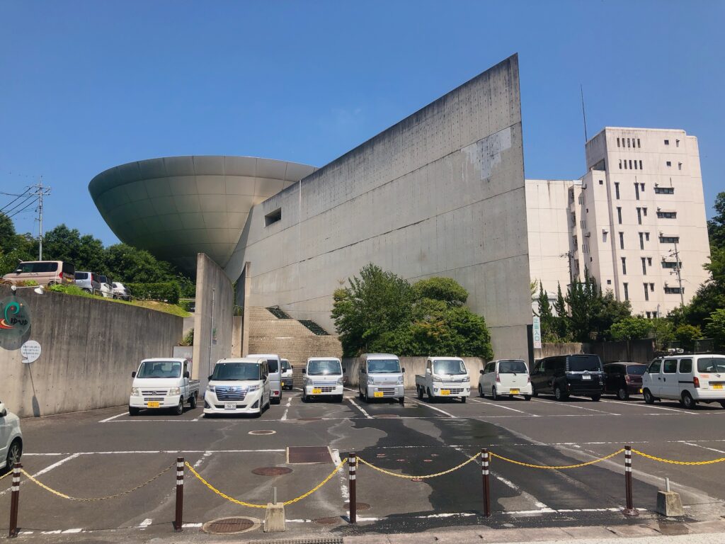 「玉造温泉ゆ~ゆ」へ来ました
美術館のような大きな建物です!
上にある半円形の部分が温泉です