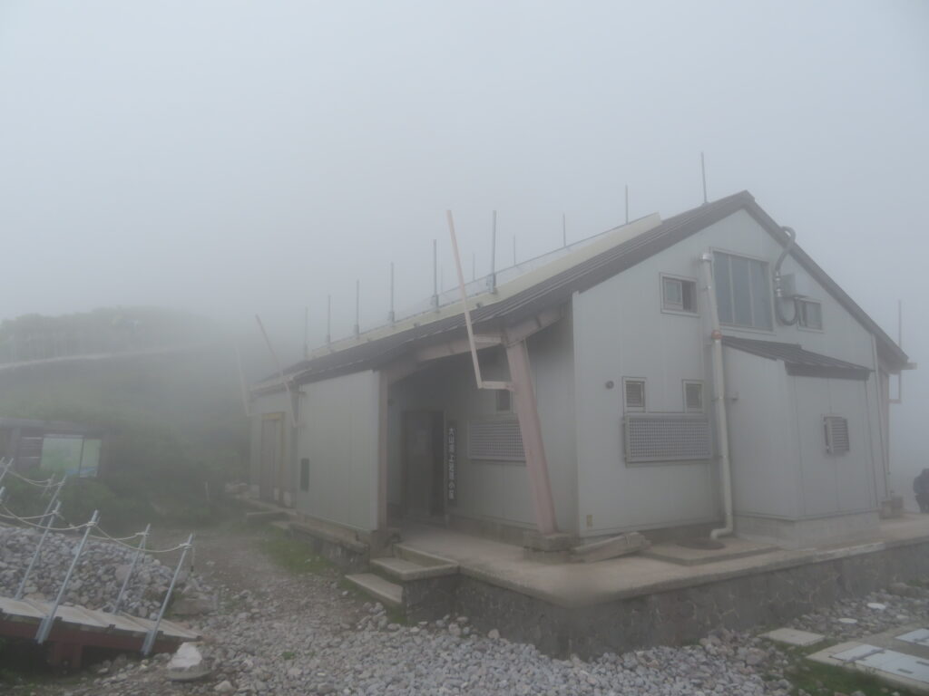 山頂の避難小屋