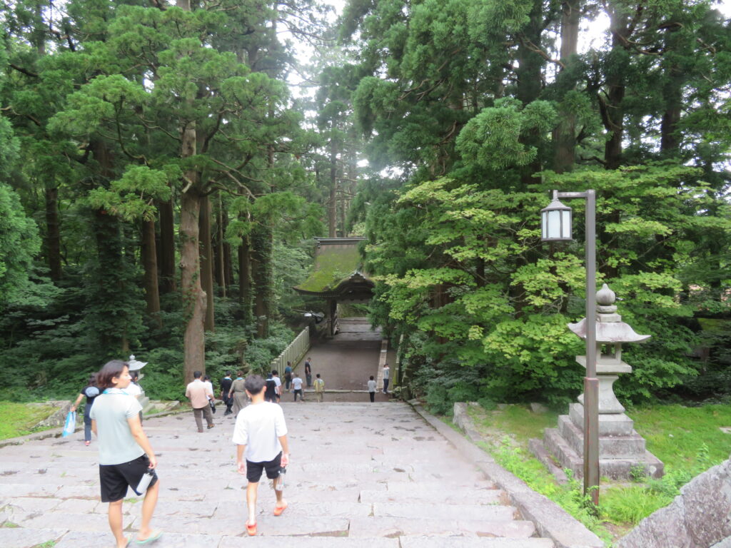 観光客と一緒に参道を下山