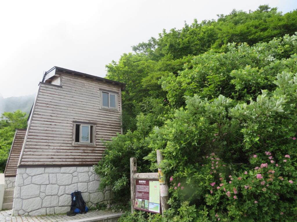 6合目の避難小屋
ここまで約90分、長い階段を登り続けました…