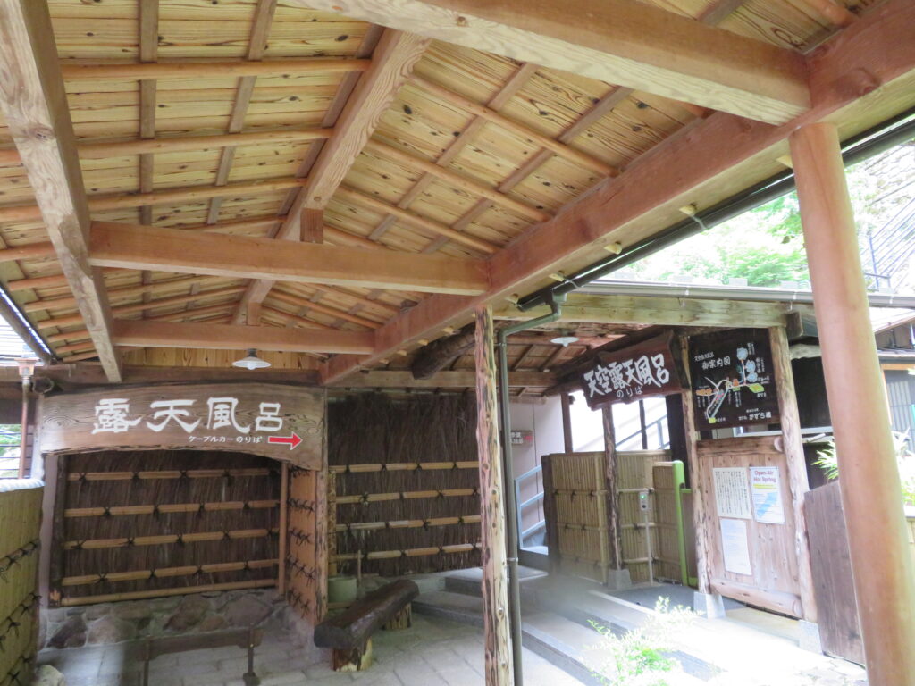 露天風呂にはケーブルカーに乗っていきます