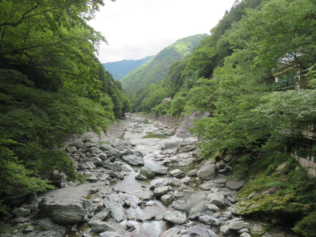 <左側>
大きな岩がゴロゴロしています
河原まで降りていけるみたいです