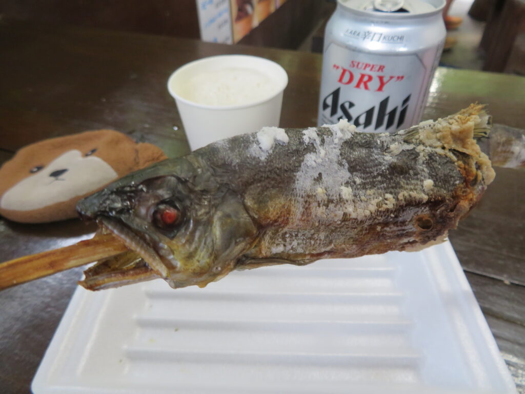 鮎の塩焼きとビール🍺
観光地で食べる塩焼きって何故か美味しい