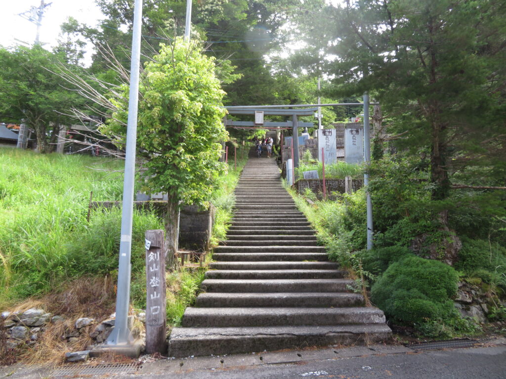 見ノ越の登山口を出発
リフトは利用しないで登っていきます