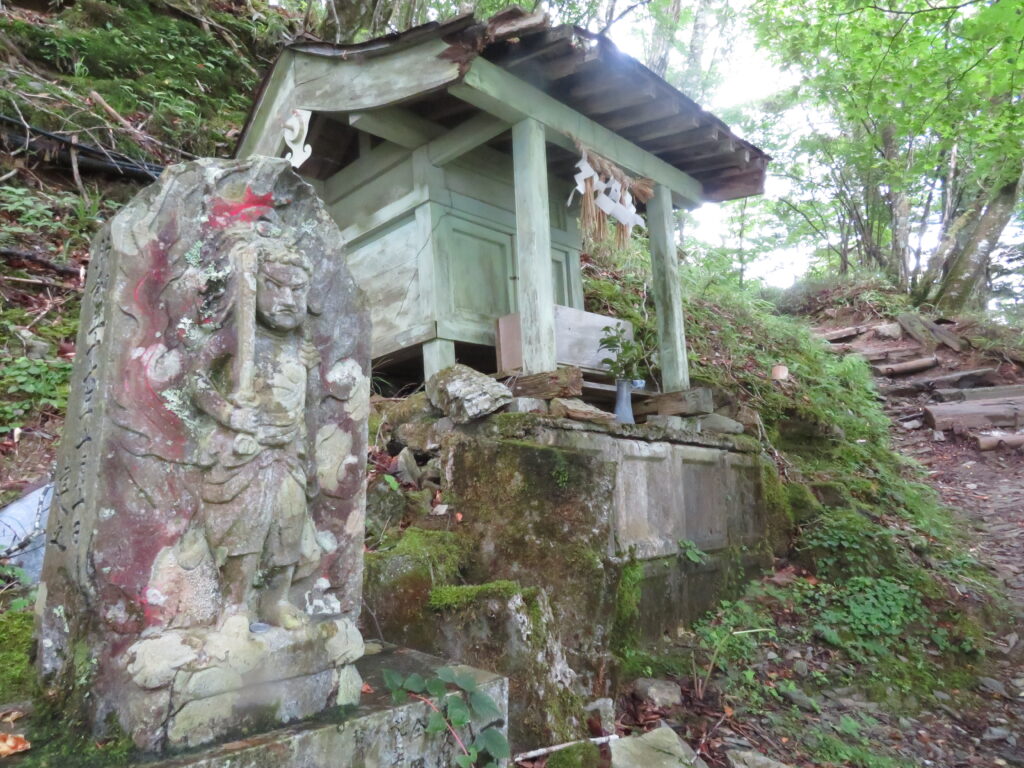 劔神社の横を進みます