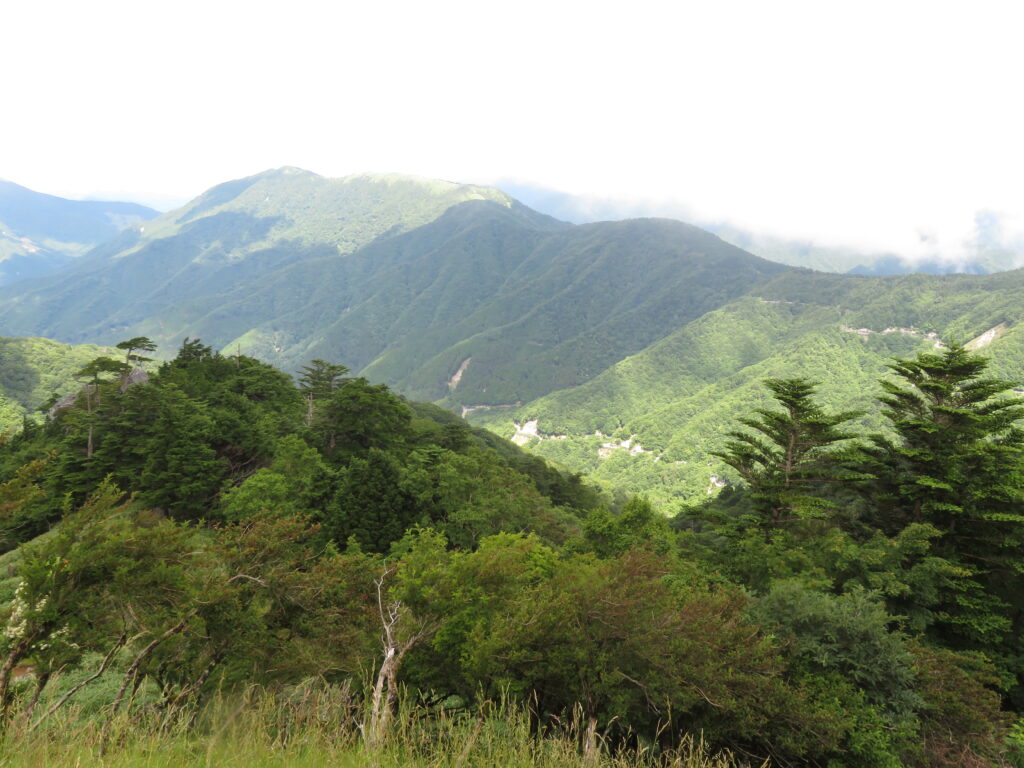 遠くまで続く稜線が綺麗