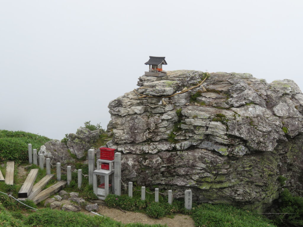 大きな岩