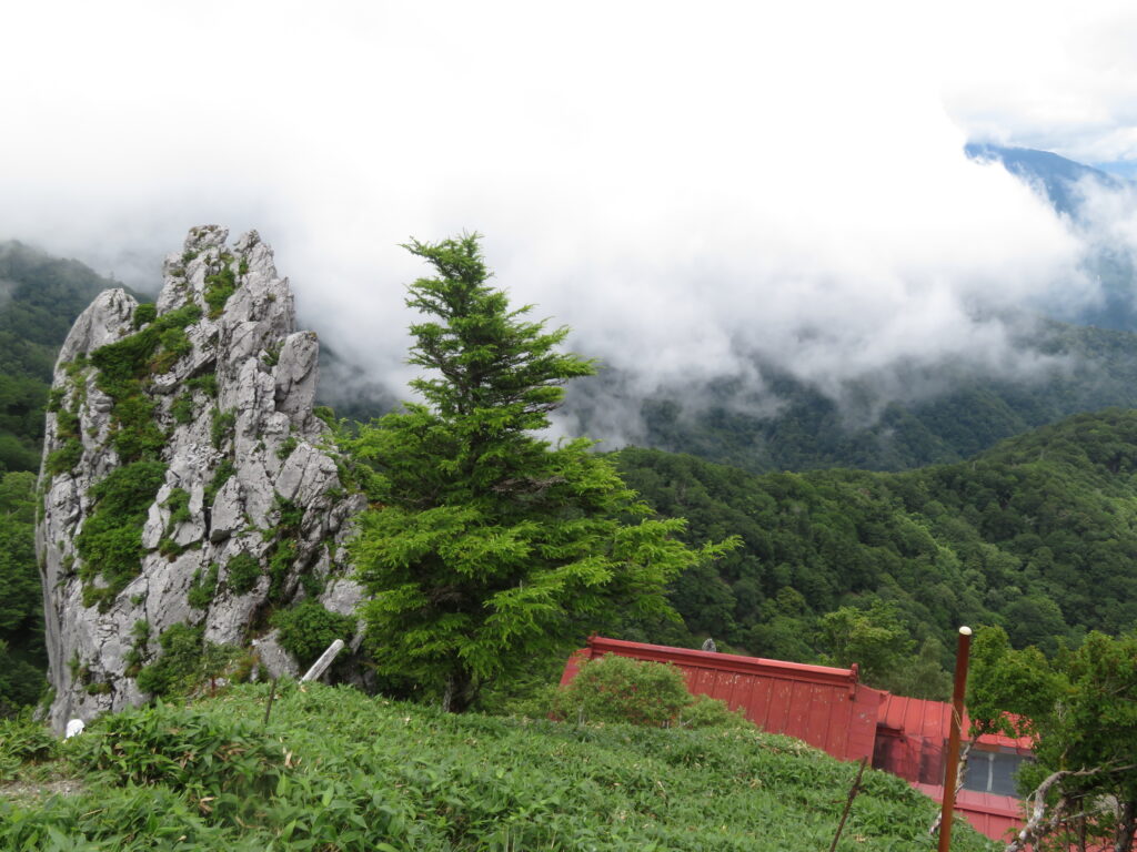 大劔神社の上に大きな岩