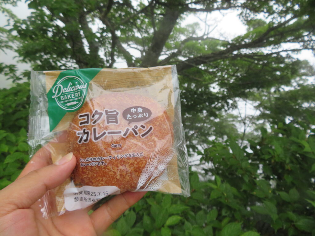 風が強かったので、少し下のベンチで軽くランチ