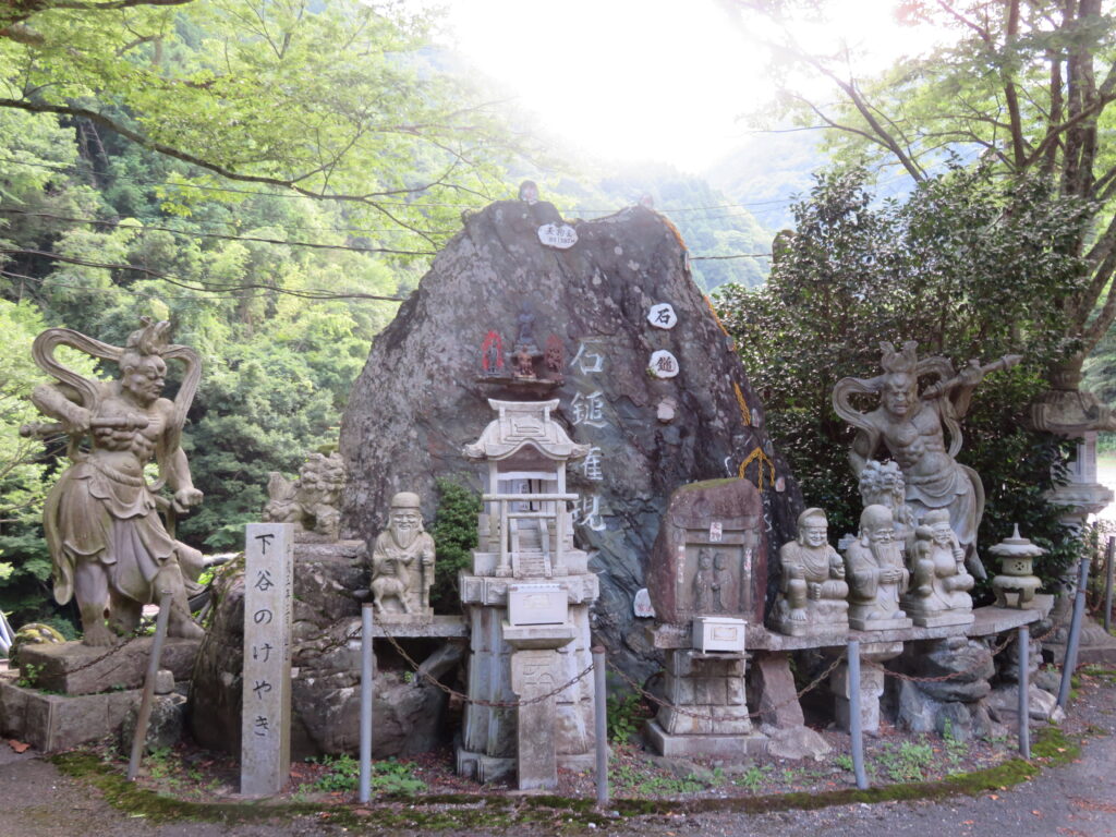 バス停の前に石鎚山温泉があります