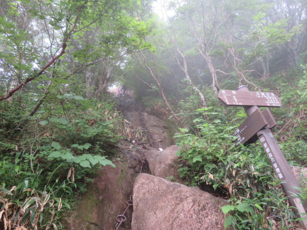連続の鎖場
(迂回路があります)