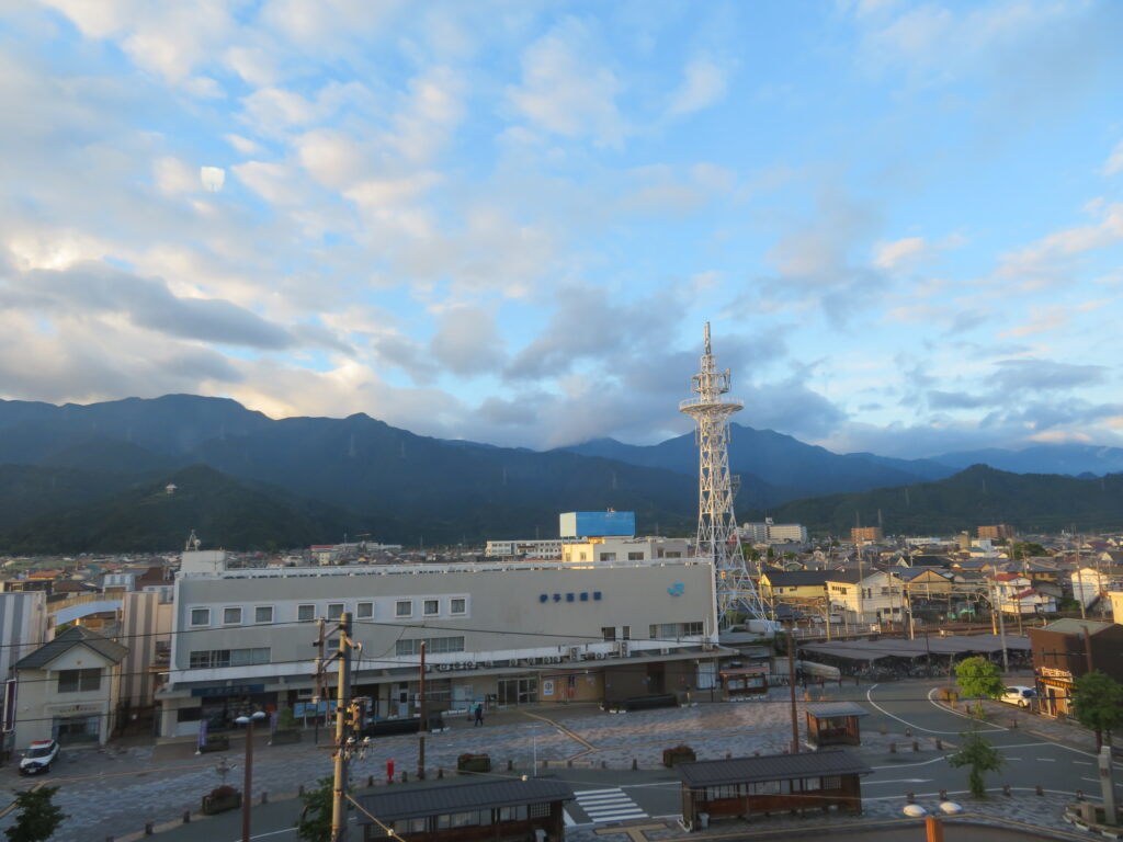 宿泊した伊予西条駅前のホテルから撮影
正面にある石鎚山は雲にかかっています