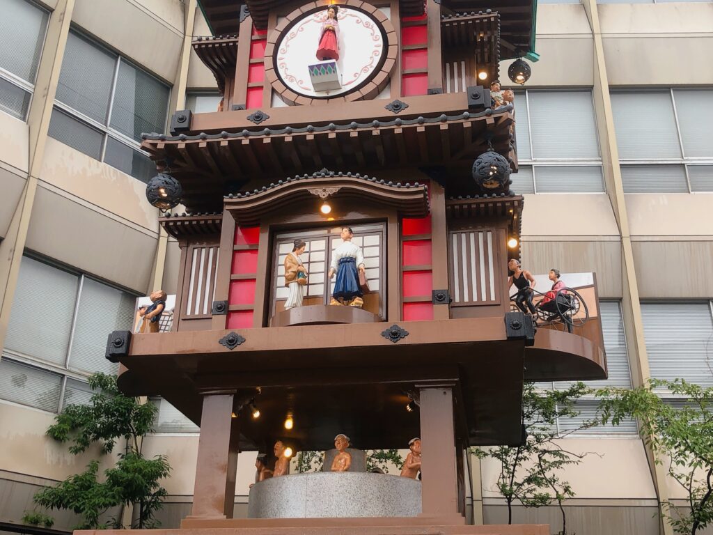 16時のからくり時計に来ました
1時間に1回動きますよ!