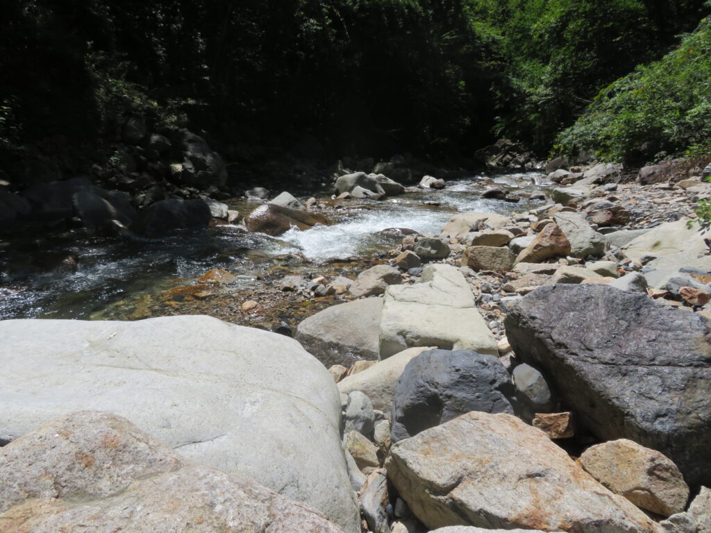 登山口まで下山してきました
川の水が冷たくて気持ちいい