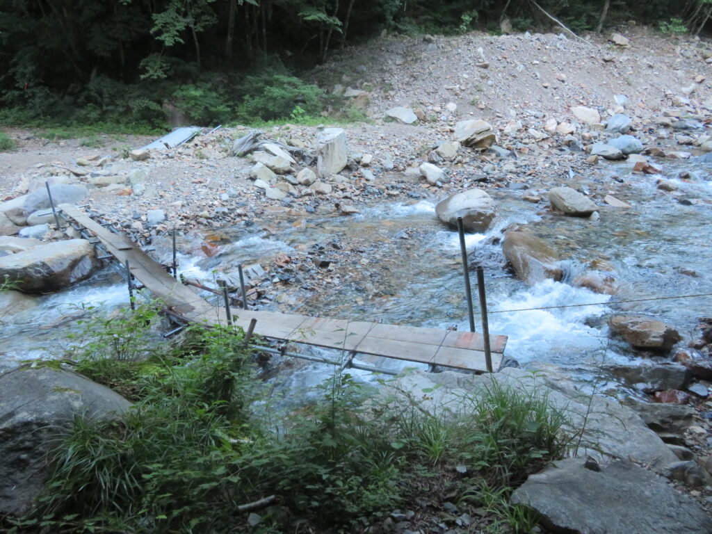 川を渡ります
水量が多いと危険な橋ですね