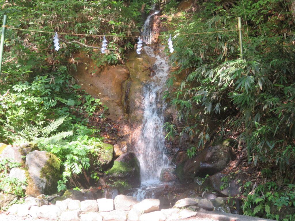 神社の横に滝があります