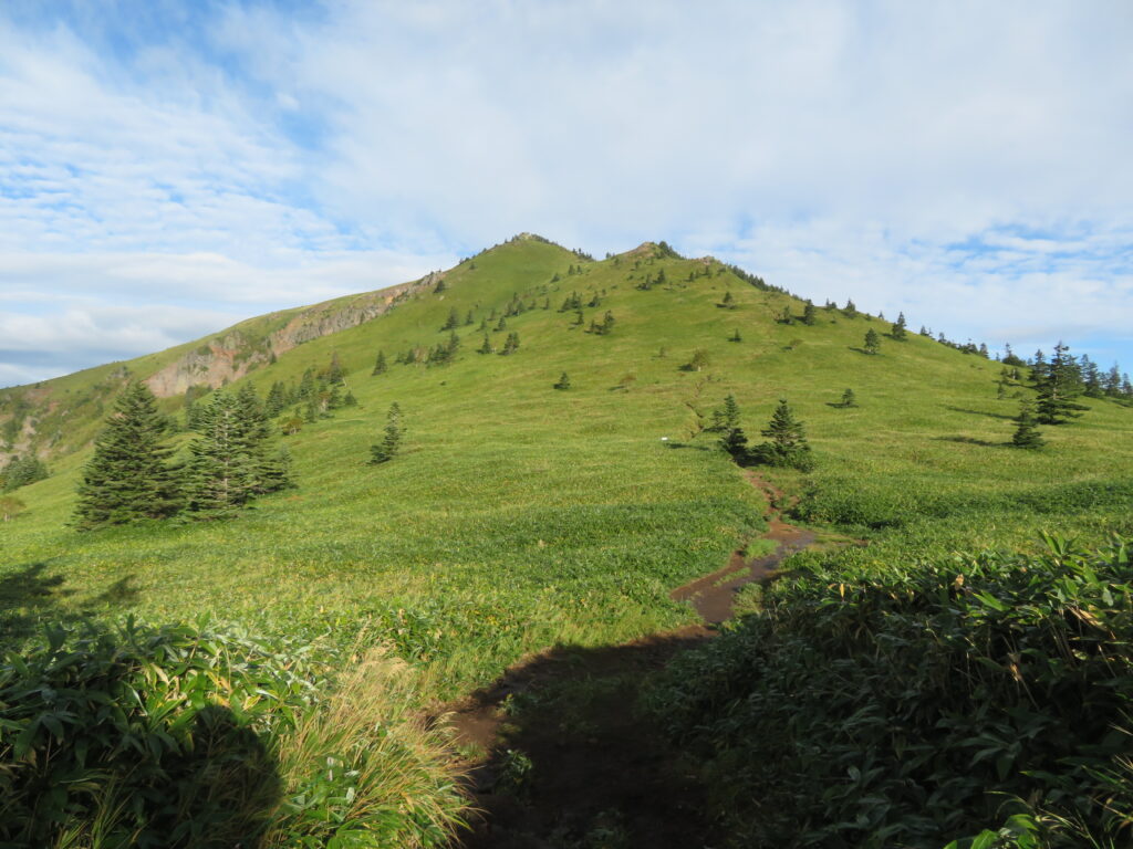最低鞍部からの根子岳