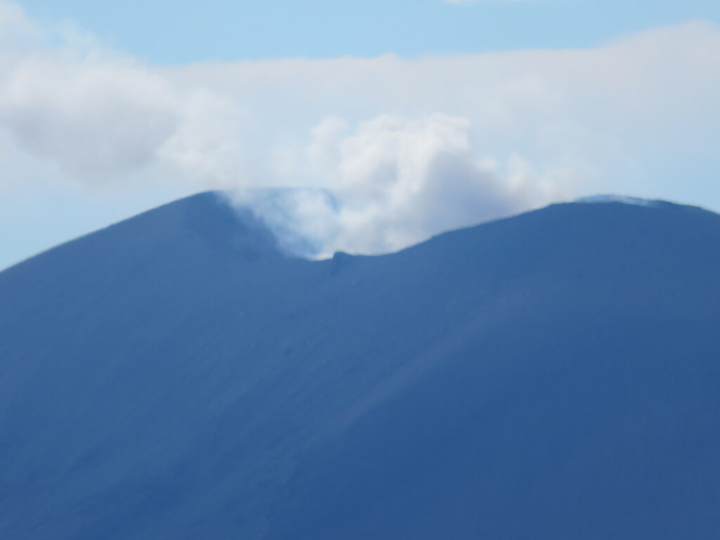 浅間山の火口
煙がでています