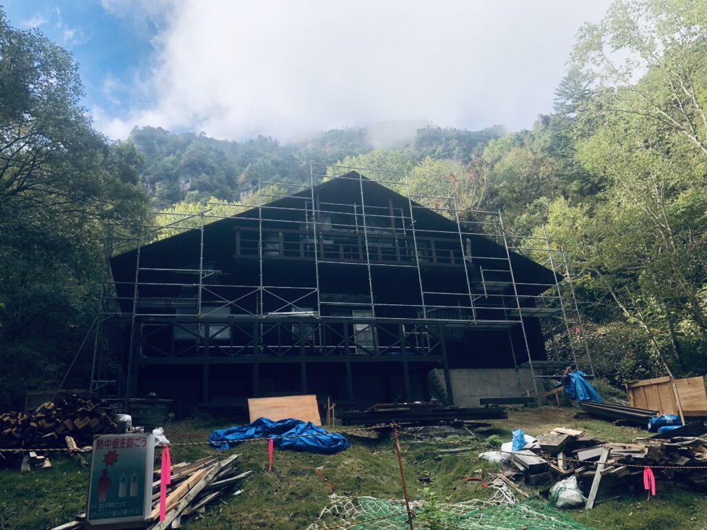 15時
庚申山荘（現在休業）に到着
あとは最後の2時間のみ
ホントに無事登頂できてよかったです！！！